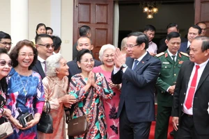 Cộng đồng người Việt tại Champasak vui mừng chào đón đồng chí Nguyễn Văn Nên đến thăm