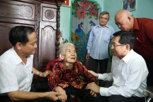 Lãnh đạo TPHCM thăm và chúc thọ các cụ tiêu biểu tròn 90 tuổi nhân ngày Người cao tuổi Việt Nam