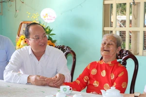Phó Bí thư Thành ủy TPHCM Nguyễn Hồ Hải thăm, mừng thọ Mẹ Việt Nam Anh hùng
