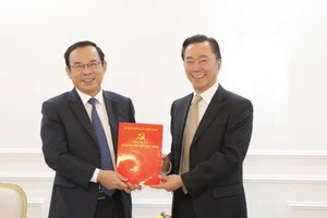 Bí thư Thành ủy TPHCM Nguyễn Văn Nên thăm cán bộ, nhân viên Đại sứ quán Việt Nam tại Ấn Độ