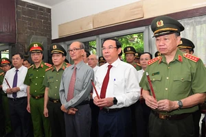 Bí thư Thành ủy TPHCM Nguyễn Văn Nên, Bộ trưởng Bộ Công an Tô Lâm thắp hương Đại tướng Mai Chí Thọ. Ảnh: VIỆT DŨNG