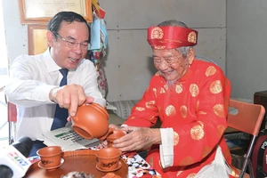 Bí thư Thành ủy TPHCM Nguyễn Văn Nên thăm, mừng đại thọ nhà nghiên cứu Nguyễn Đình Tư