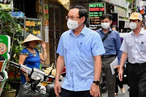Bí thư Thành ủy TPHCM Nguyễn Văn Nên đi kiểm tra thực tế phòng chống dịch tại quận Bình Tân