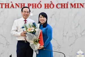 Bí thư Thành ủy TPHCM Nguyễn Văn Nên trao quyết định cho đồng chí Trần Kim Yến. Ảnh: VIỆT DŨNG