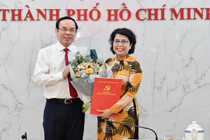 Bí thư Thành ủy TPHCM Nguyễn Văn Nên trao quyết định cho đồng chí Tô Thị Bích Châu. Ảnh: VIỆT DŨNG