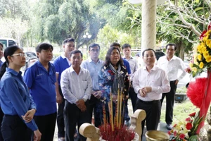 Lãnh đạo TPHCM dâng hương, dâng hoa tại Di tích căn cứ Khu ủy Sài Gòn - Gia Định tỉnh Bến Tre