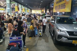 Tăng cường “dẹp loạn taxi” tại sân bay Tân Sơn Nhất