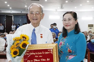 Chủ tịch HĐND TPHCM Nguyễn Thị Lệ trao Huy hiệu Đảng cho các đảng viên cao tuổi đảng tại quận 5
