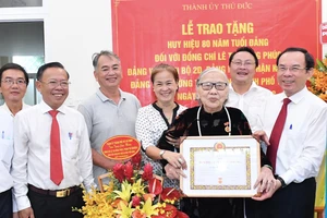 Bí thư Thành ủy TPHCM trao Huy hiệu 80 năm tuổi Đảng cho đồng chí Lê Thị Hồng Phúc