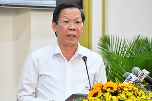 Chủ tịch UBND TPHCM Phan Văn Mãi phát biểu tại Phiên họp giải trình. Ảnh: VIỆT DŨNG