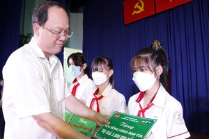 Trao học bổng Lương Định Của cho 923 em học sinh, sinh viên nghèo vượt khó