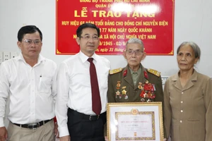 Quận Bình Tân trao tặng, truy tặng Huy hiệu Đảng cho 103 đảng viên