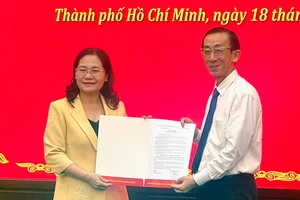 Đồng chí Nguyễn Thị Lệ, Phó Bí thư Thành ủy, Chủ tịch HĐND TPHCM, chủ trì buổi công bố và trao quyết định
