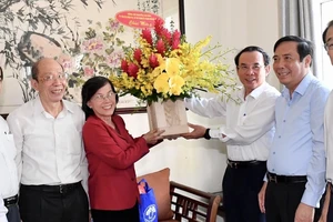 Bí thư Thành ủy TPHCM Nguyễn Văn Nên thăm hỏi người cao tuổi