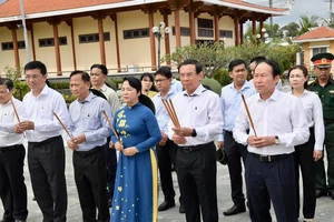Đoàn đại biểu Trung ương và TPHCM dâng hoa, dâng hương các khu di tích lịch sử tại huyện Bình Chánh