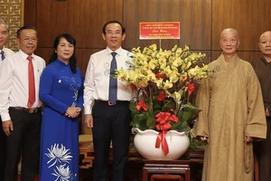 Bí thư Thành ủy TPHCM thăm, chúc mừng Pháp chủ Hội đồng Chứng minh Giáo hội Phật giáo Việt Nam
