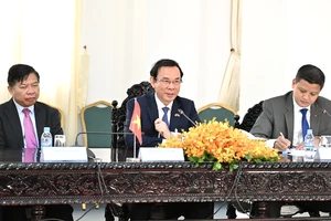 Bí thư Thành ủy TPHCM Nguyễn Văn Nên hội đàm với với Đô trưởng Thủ đô Phnom Penh Khuong Sreng. Ảnh: VĂN MINH