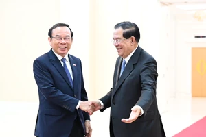 Thủ tướng Campuchia Hun Sen tiếp đón Bí thư Thành ủy TPHCM Nguyễn Văn Nên. Ảnh: VĂN MINH
