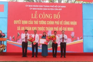 UBND huyện Cần Giờ (TPHCM) tổ chức lễ công bố và đón nhận quyết định của Thủ tướng Chính phủ về công nhận xã Long Hòa là xã An toàn khu thuộc TPHCM.