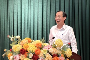 Đồng chí Lê Thanh Liêm đánh giá quận 6 đã nỗ lực hoàn thành cơ bản các chỉ tiêu, nhiệm vụ đề ra. Ảnh: THANH SANG