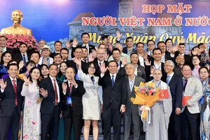 Bí thư Thành ủy TPHCM Nguyễn Văn Nên cùng lãnh đạo TPHCM đến dự họp mặt Người Việt Nam ở nước ngoài mừng Xuân Quý Mão 2023. Ảnh: VIỆT DŨNG 