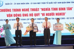 Chủ nhiệm Ủy ban Kiểm tra Thành ủy TPHCM Dương Ngọc Hải trao thư cám ơn đến các đơn vị, doanh nghiệp, cá nhân đã ủng hộ vào Quỹ “Vì người nghèo”. Ảnh: VĂN MINH
