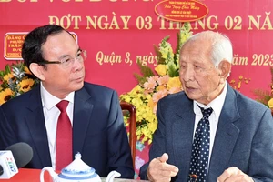 Bí thư Thành ủy TPHCM thăm hỏi, trò chuyện với đồng chí Lê Văn Triết tại lễ trao tặng Huy hiệu 75 năm tuổi Đảng. Ảnh: VIỆT DŨNG