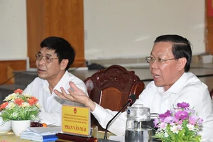 Chủ tịch UBND TPHCM Phan Văn Mãi làm việc với huyện Cần Giờ. Ảnh: VIỆT DŨNG