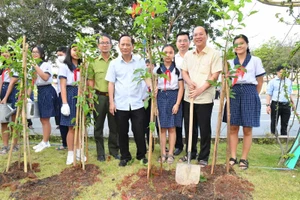 Huyện Bình Chánh ra quân tổng vệ sinh và trồng cây xanh