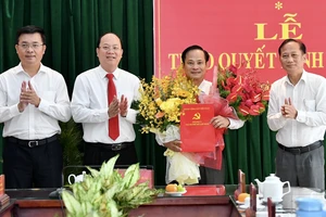 Thành ủy TPHCM trao quyết định cán bộ ở huyện Bình Chánh