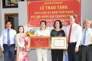 Đồng chí Nguyễn Hồ Hải trao Huy hiệu 65 năm tuổi Đảng cho đồng chí Trương Thị Tím