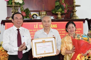 Bí thư Thành ủy TPHCM Nguyễn Văn Nên trao Huy hiệu 55 năm tuổi Đảng cho đồng chí Huỳnh Đảm