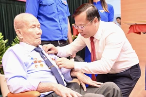 Quận Bình Tân: 62 đảng viên cao tuổi Đảng vinh dự nhận Huy hiệu Đảng