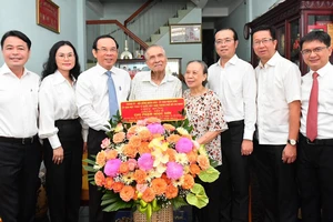 Bí thư Thành ủy TPHCM Nguyễn Văn Nên thăm nhà giáo và gia đình nhà giáo tiêu biểu