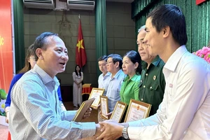 Bí thư huyện Bình Chánh yêu cầu cán bộ đặt mình vào vị trí người dân để giải quyết hồ sơ hành chính 