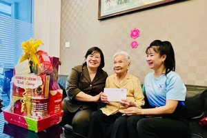 Đồng chí Văn Thị Bạch Tuyết thăm, chúc tết các Mẹ Việt Nam anh hùng