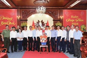 Lãnh đạo TPHCM thăm, chúc tết và tặng quà bà con tỉnh Tây Ninh