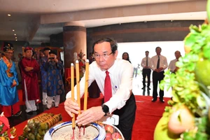 Lãnh đạo TPHCM thực hiện nghi thức dâng cúng bánh tét Quốc tổ Hùng Vương