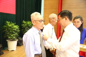 Chủ nhiệm Ủy ban Kiểm tra Thành ủy TPHCM Dương Ngọc Hải trao Huy hiệu Đảng tại quận Bình Tân