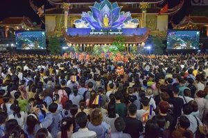 Hàng ngàn người cung rước Đức Phật 