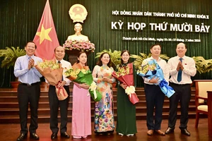 Chủ tịch UBND TPHCM Phan Văn Mãi, Phó Bí thư Thường trực Thành ủy Nguyễn Hồ Hải và Chủ tịch HĐND TPHCM Nguyễn Thị Lệ tặng hoa chúc mừng các đồng chí được bầu giữ chức vụ. Ảnh: VIỆT DŨNG