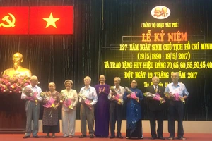 Quận Tân Phú trao Huy hiệu cho đảng viên cao tuổi Đảng