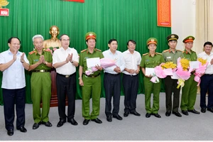 Bí thư Thành ủy TPHCM Nguyễn Thiện Nhân khen thưởng các đơn vị. Ảnh: VIỆT DŨNG
