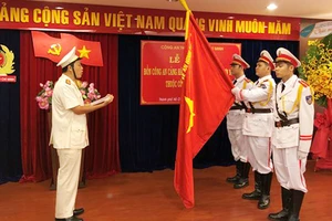Trung tá Nguyễn Văn Út, Trưởng Đồn công an Cảng hàng không quốc tế Tân Sơn Nhất thay mặt CB-CS của đơn vị tuyên thệ. Ảnh: ÁI CHÂN