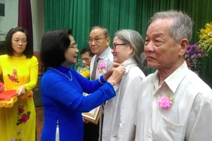 Các quận 10, 11, Tân Phú trao Huy hiệu Đảng đợt 3-2-2018
