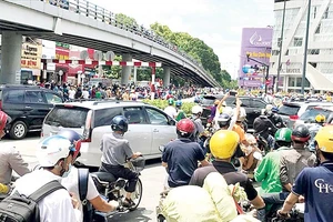 Ùn tắc giao thông tại khu vực Lăng Cha Cả (quận Tân Bình, TPHCM) do cuộc tụ tập đông người vào sáng 10-6. Ảnh: GIA MINH