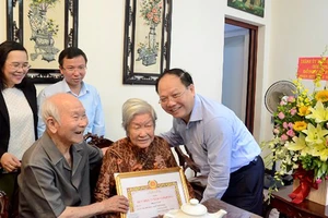 Trao Huy hiệu 70 năm tuổi Đảng cho đảng viên cao tuổi Đảng