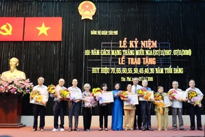 Trao tặng đồng chí Nguyễn Thọ Chân Huy hiệu 80 năm tuổi Đảng