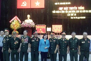 Đồng chí Thân Thị Thư và lãnh đạo các quận, huyện chụp hình lưu niệm với các cán bộ, chiến sĩ Tiểu đoàn 6 Bình Tân
