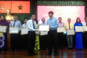 Bí thư Quận ủy quận 10 Đặng Quốc Toàn trao Giấy khen cho các gương điển hình học tập và làm theo Chủ tịch Hồ Chí Minh